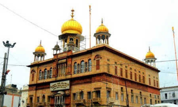 Gurdwara Sis Ganj ~ Chandni Chowk, Delhi.jpg