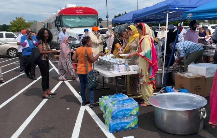 Picture 10-Langar Serving to Visitors.JPG