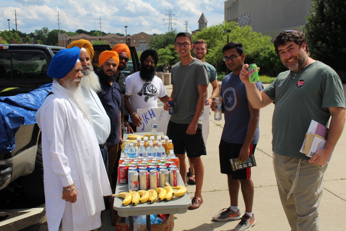 Water_Snacks_Langar_at_Festival.JPG