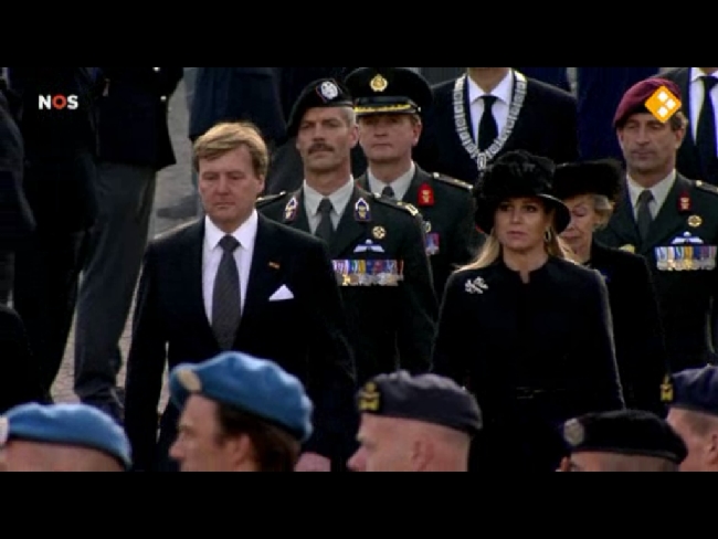 (3) King Willem Alexander and Queen Maxima at the Dam Square. (123K)