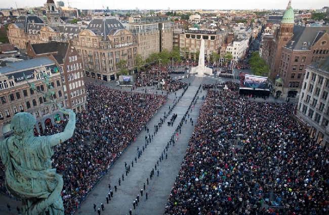 (6) People at the Dam Amsterdam Ceremony. (283K)
