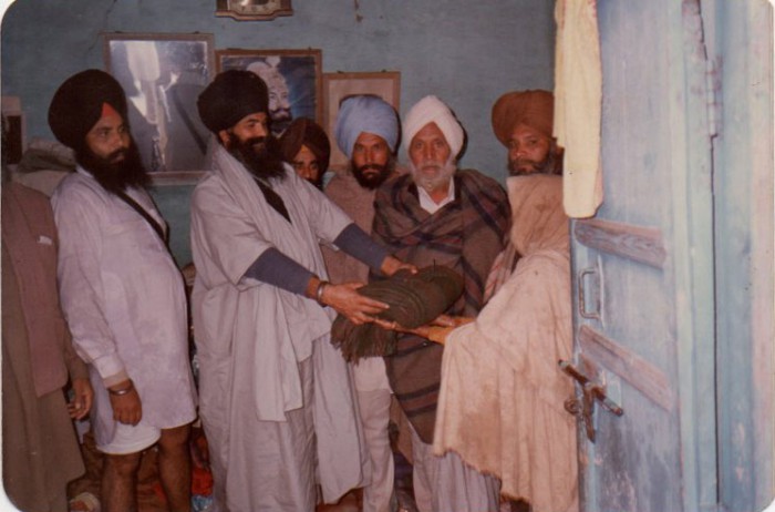 Punjab Singh with flood victims (64K)