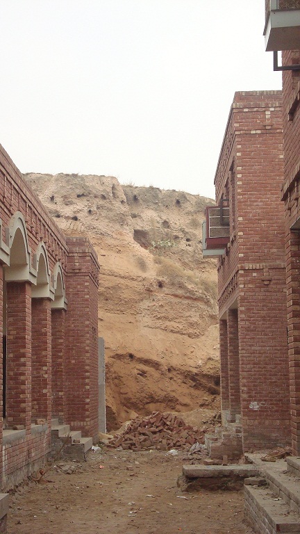 An-archaeological-mound-close-to-the-shrine-of-Shahjamal (149K)