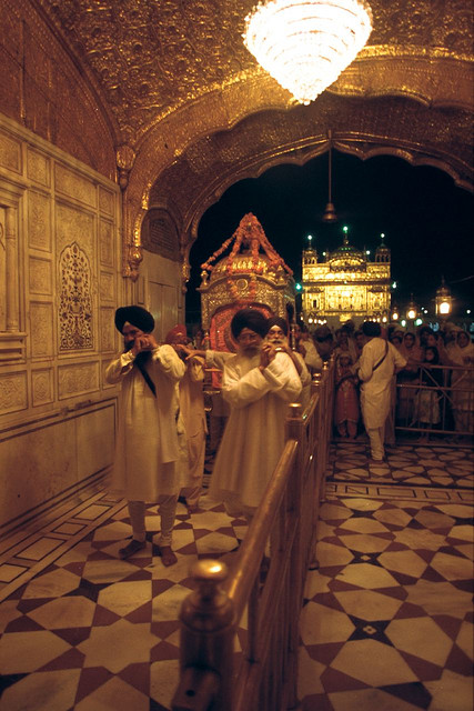 Golden Temple at Night - By Gurumustuk Singh-Flickr (105K)