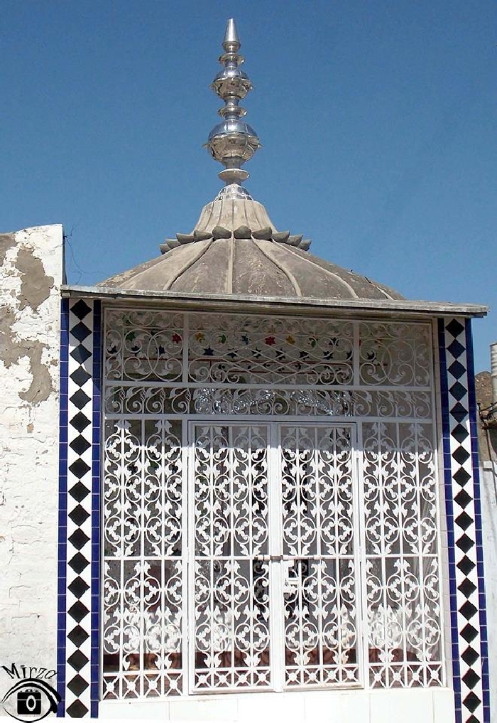 Outside gate of Gurdwara Sahib (516K)