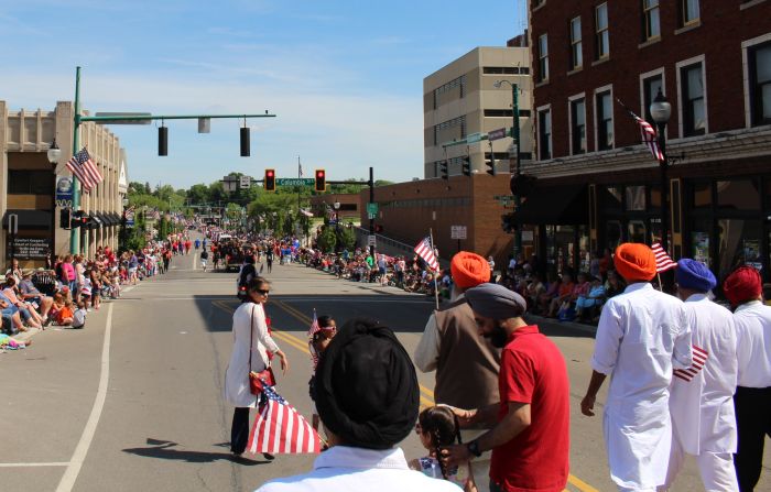 2016 Parade - Spectators Street (76K)