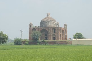 Full_View_Tomb_of_Ustad.jpg