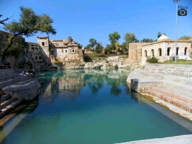 Gurdwara Baradari6 on the right hand.jpg