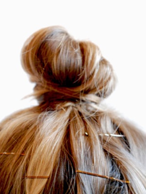 14rby-brunette-top-bun-lgn (34K)