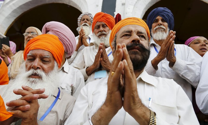 ... as the procession passes by during the Baisakhi festival at Panja Sahib (83K)