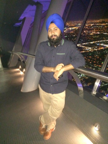 Writer on Skybridge of Kingdom Tower (44K)