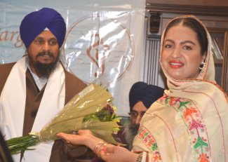 book Gurpreet Kaur Welcoming Jathedar Giani Harpreet Singh.jpg